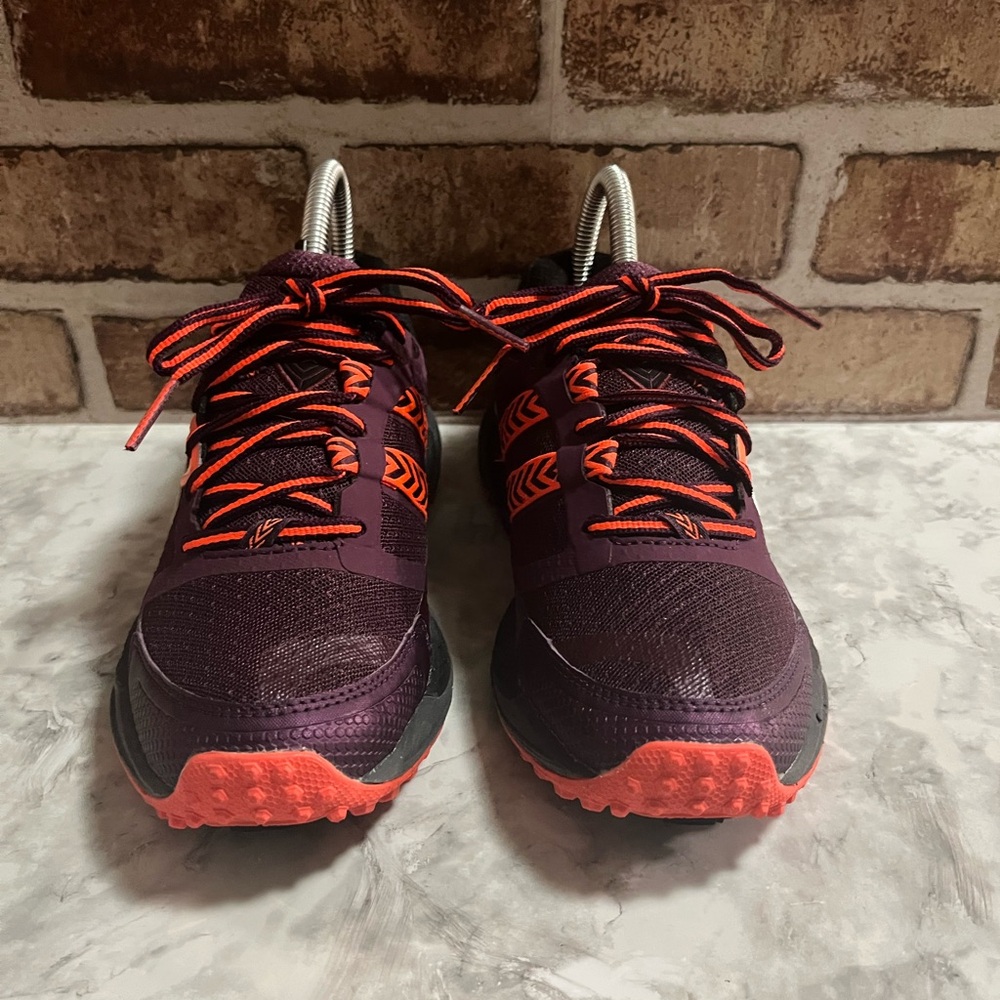 Women’s Brooks Cascadia 12. Size 6 - Picture 2 of 6